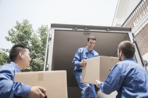 Packing and loading a mobile storage unit in Manorhouse